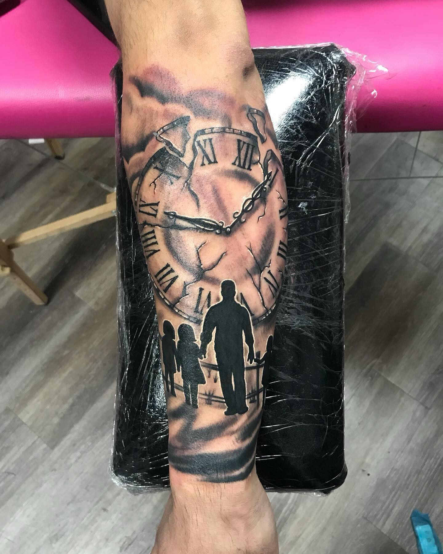 Clock and silhouettes realism tattoo on the calf by Tonii Florrez