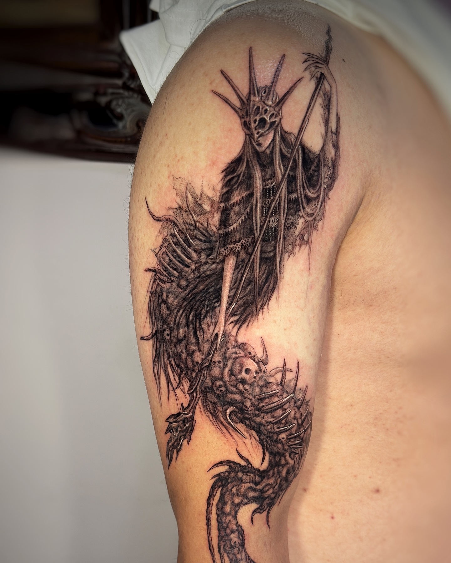 Dragon realism tattoo on the shoulder by Jemin Ren
