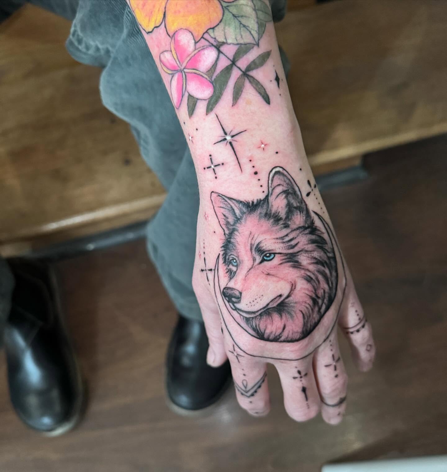 Wolf realism tattoo on the hand by đź’›Kristinađź’› tattoos with intention, Minneapolis, Minnesota