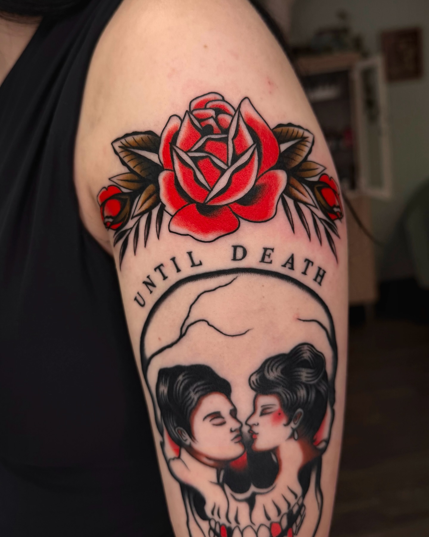 Couple kissing American traditional tattoo on the upper arm by 𝒟𝑜𝓃𝓃𝒶 𝒥 ࿏ Portland Tattoo Artist