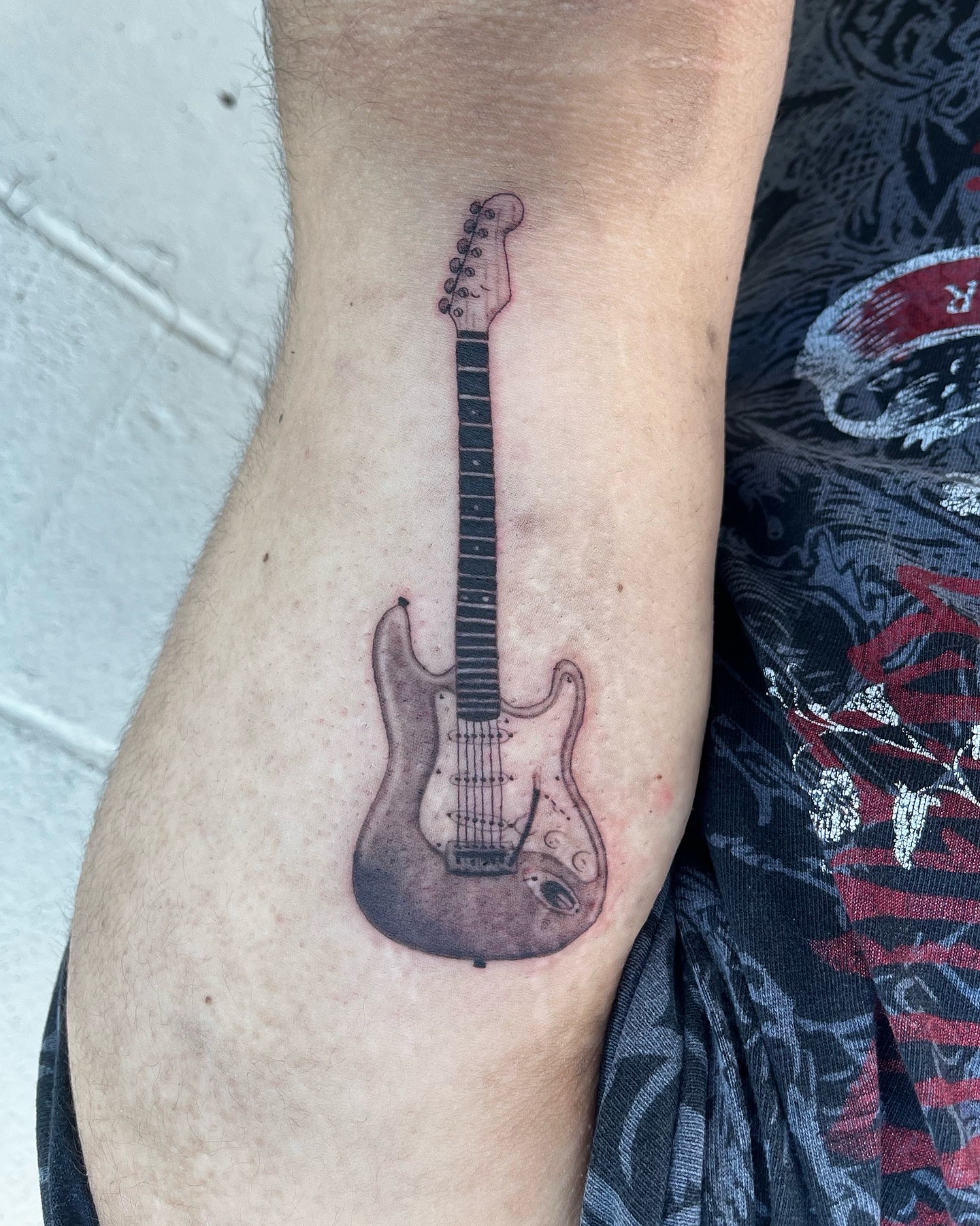 Electric guitar realism tattoo on the forearm by 𝖎𝖘𝖆 ✶ 𝖉𝖋𝖜 𝖙𝖆𝖙𝖙𝖔𝖔𝖘
