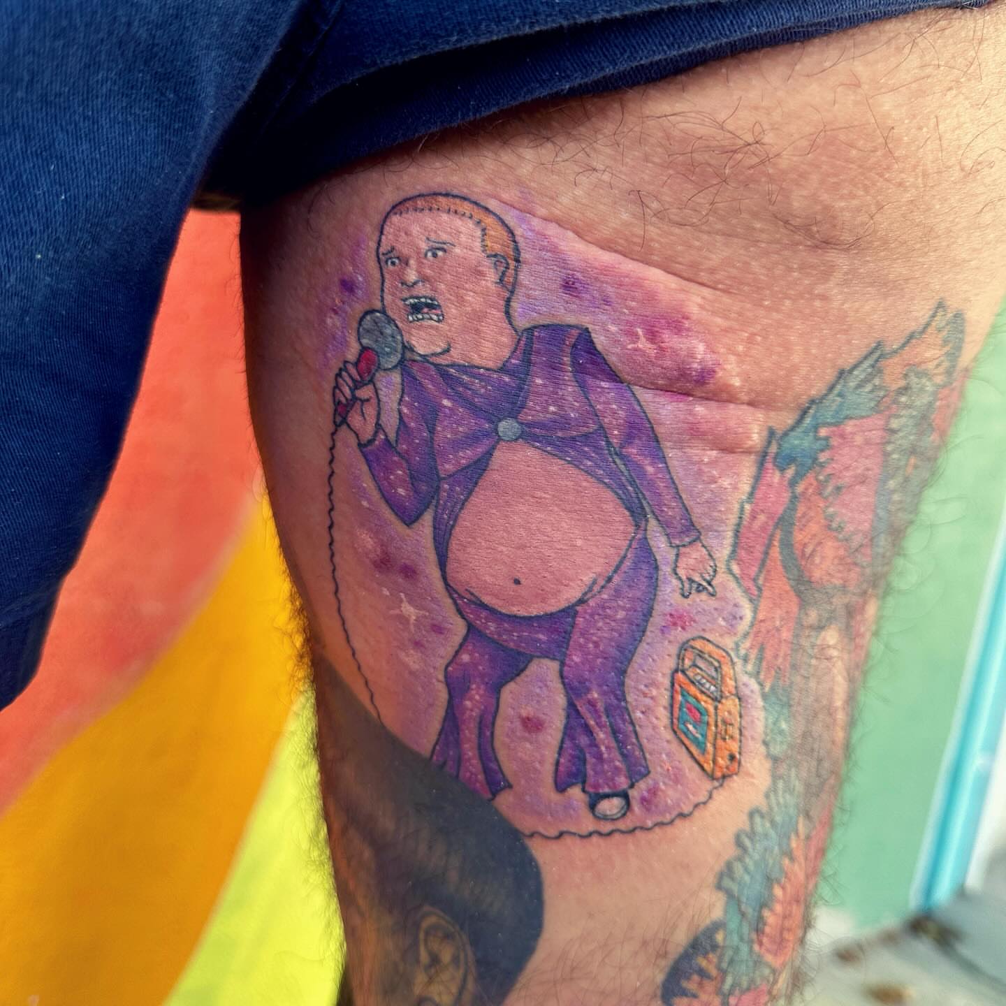 Fat man singing dotwork tattoo on the thigh by Holle Hellfire