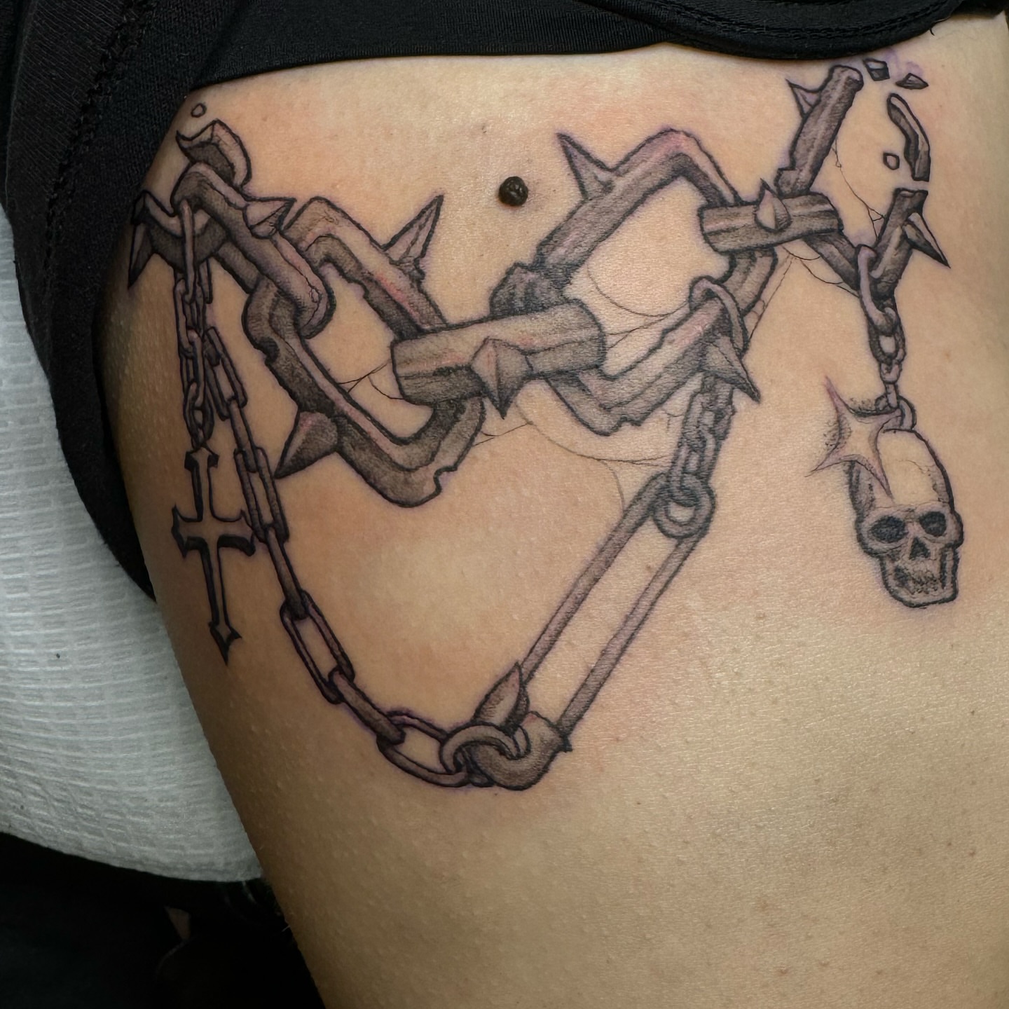 Chains and skull black and grey tattoo on the thigh by Hori Shit
