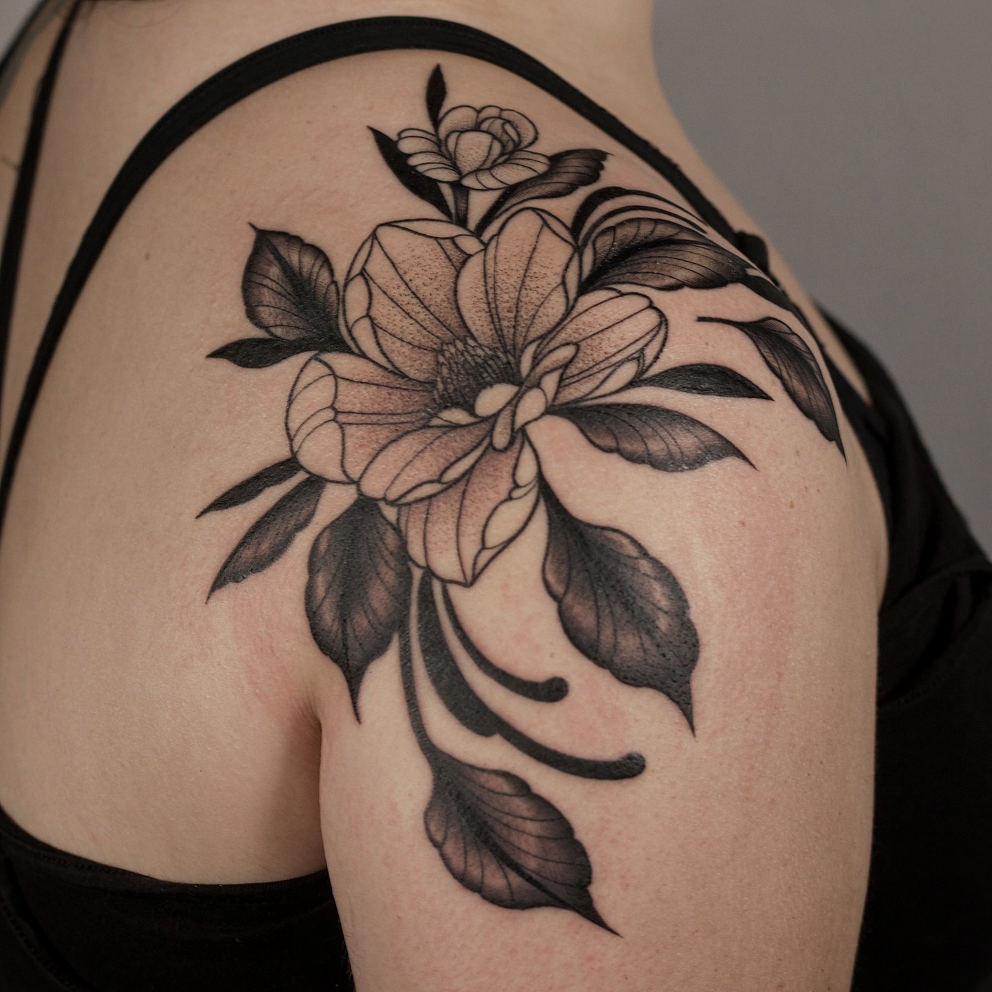Flower bouquet black and grey tattoo on the shoulder by ๐๐๐ฅ๐ฅ๐ข๐ ๐๐๐ก๐ข๐ฅ๐ฅ๐ข๐ง๐