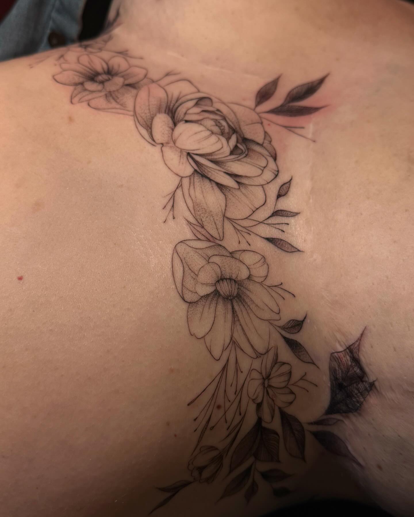 Floral arrangement black and grey tattoo on the back by Gabby Finearts
