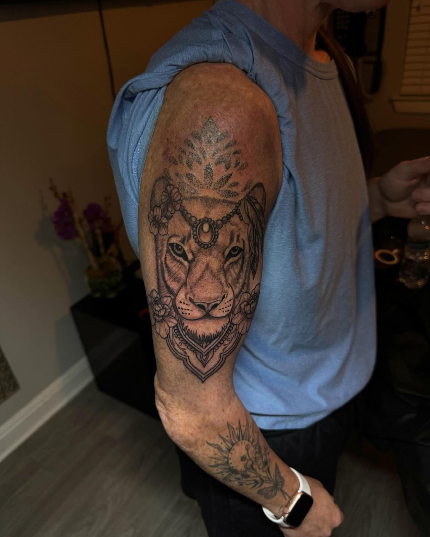 Tattoo by @elian.tattoos — dotwork, realism