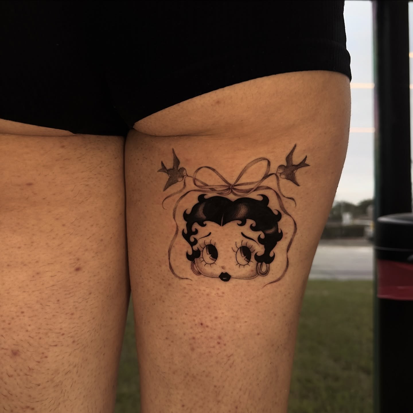 Betty Boop black and grey tattoo on the thigh by πΈππππ