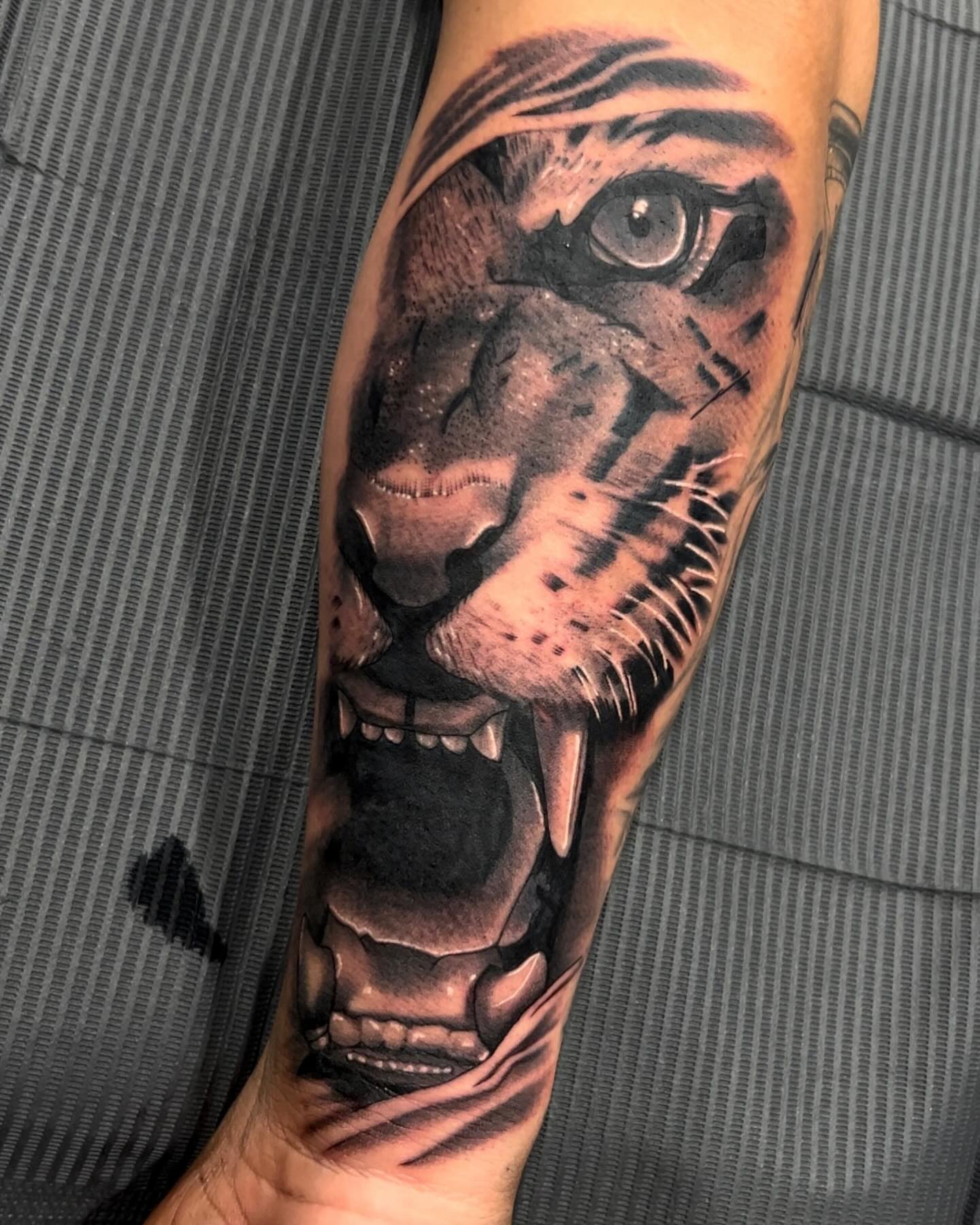 Tiger realism tattoo on the forearm by ▪️JhonnyElias TATTOO ▪️