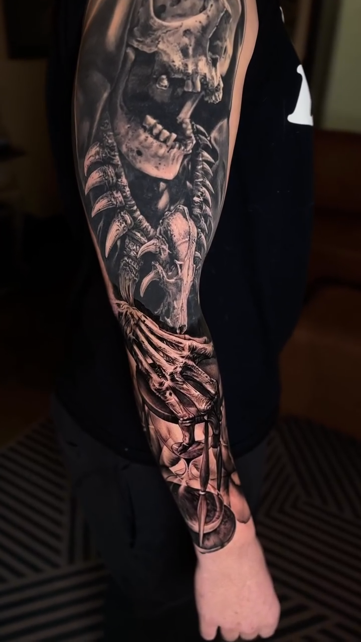 Skull and mechanical arm dark realism tattoo by 𝒁𝒂𝒌 𝑷𝒆𝒓𝒓𝒚