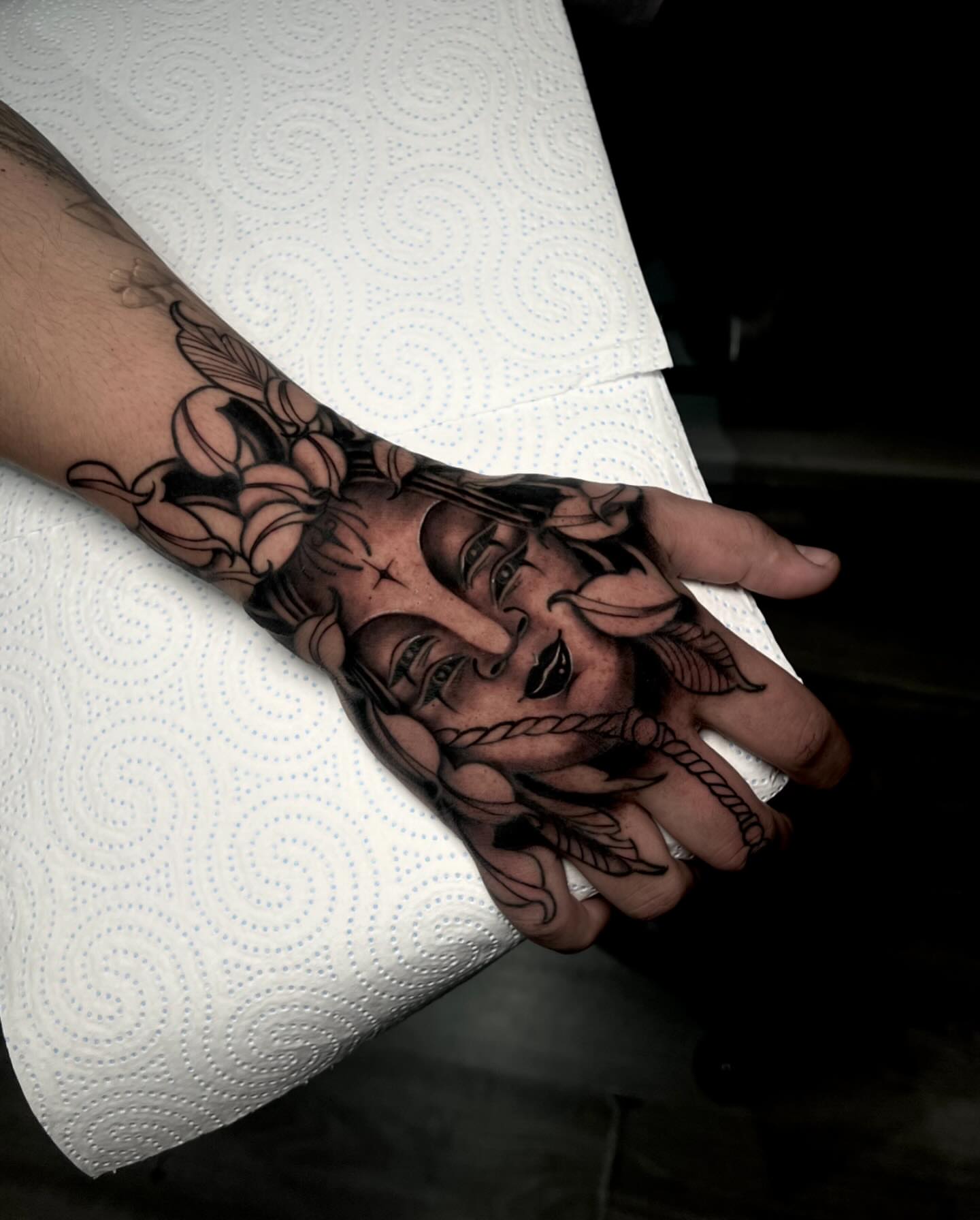 Tattoo by @jssica666 — american_traditional, black_and_grey