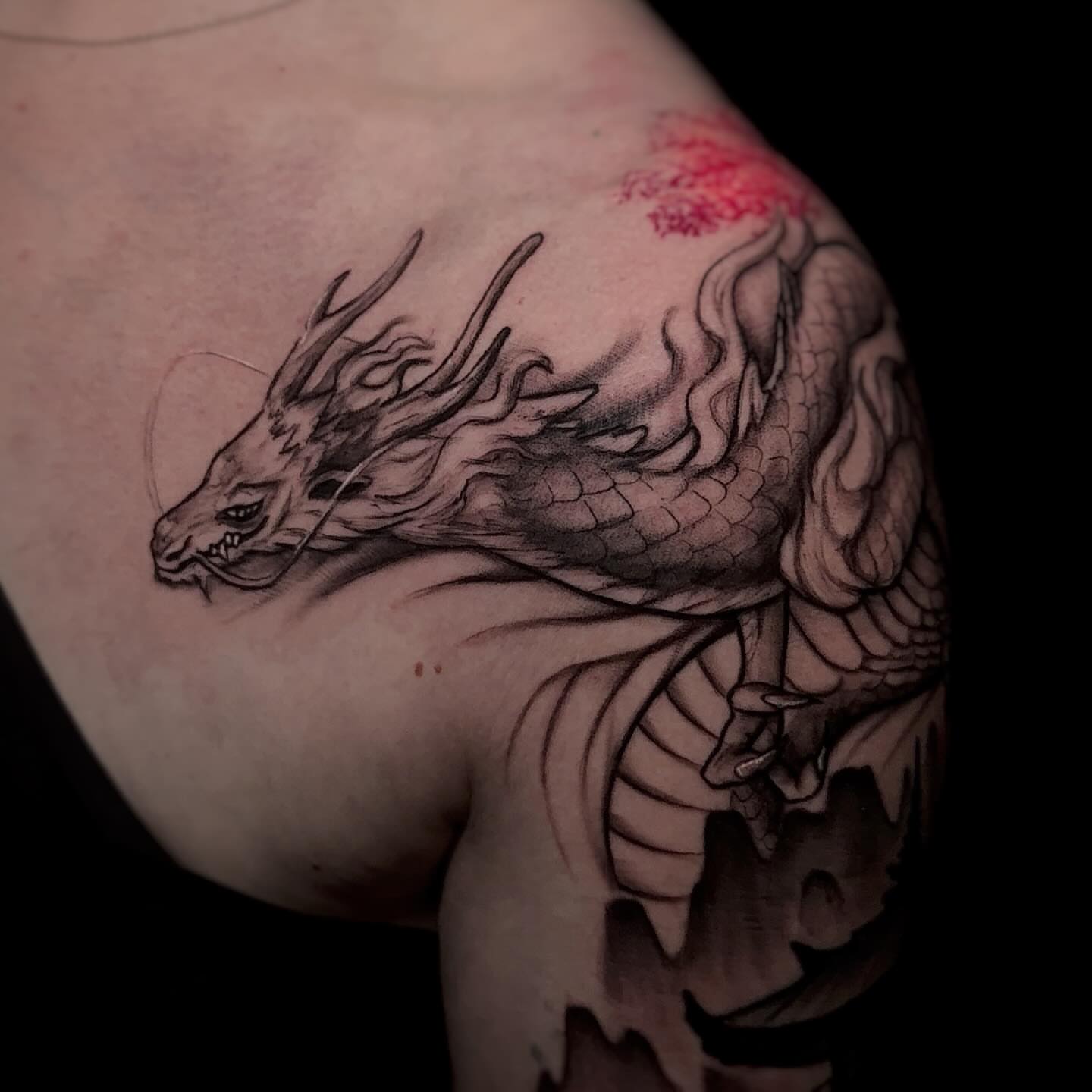 Dragon realism tattoo on the shoulder by Juan Russo