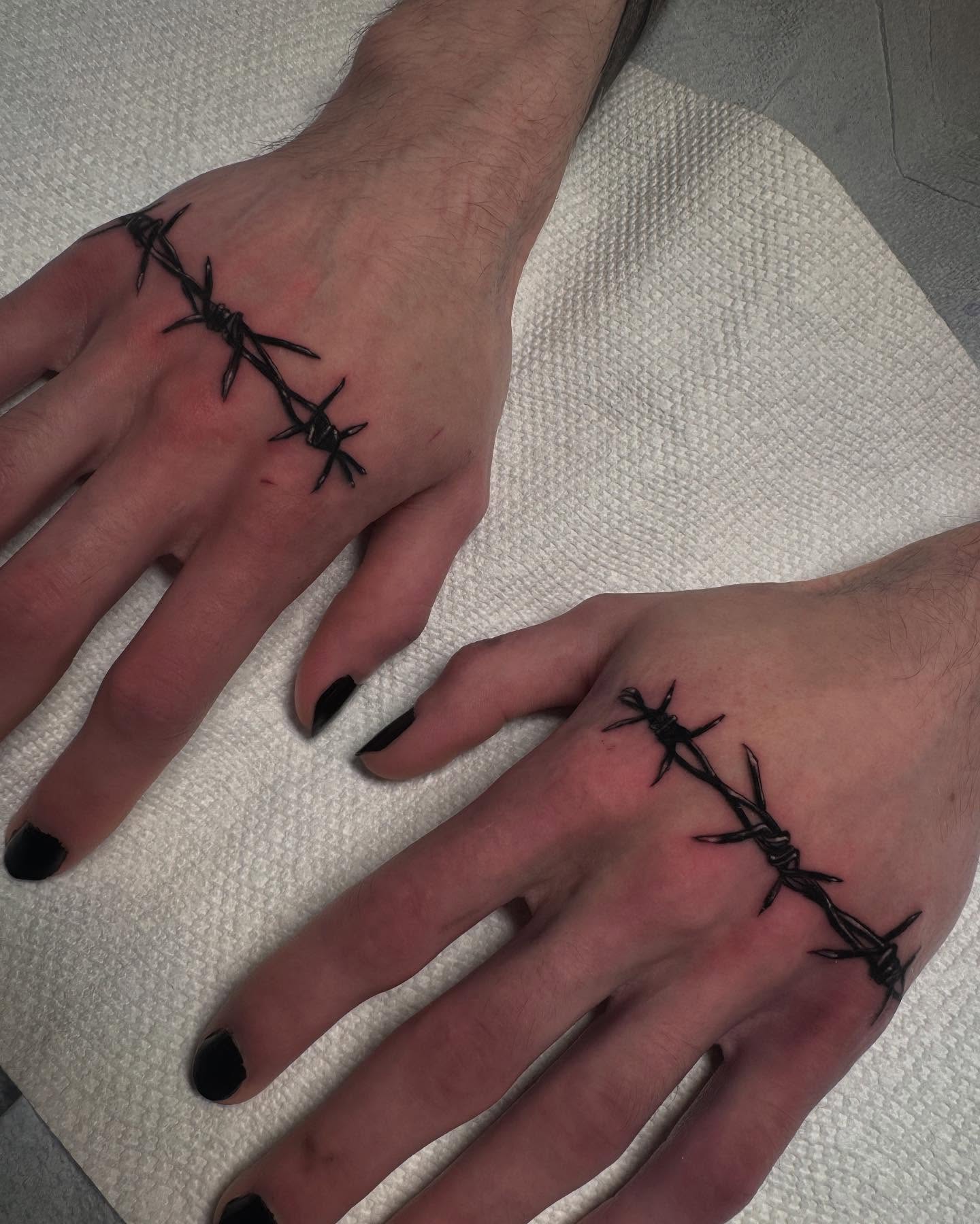 Barbed wire black and grey tattoo on the hand by ๐ฎ๐๐๐ฐ ๐๐ซ๐ค๐ข๐ฉ๐ฌ ๐๐๐ฆ๐๐ซ๐ฬ