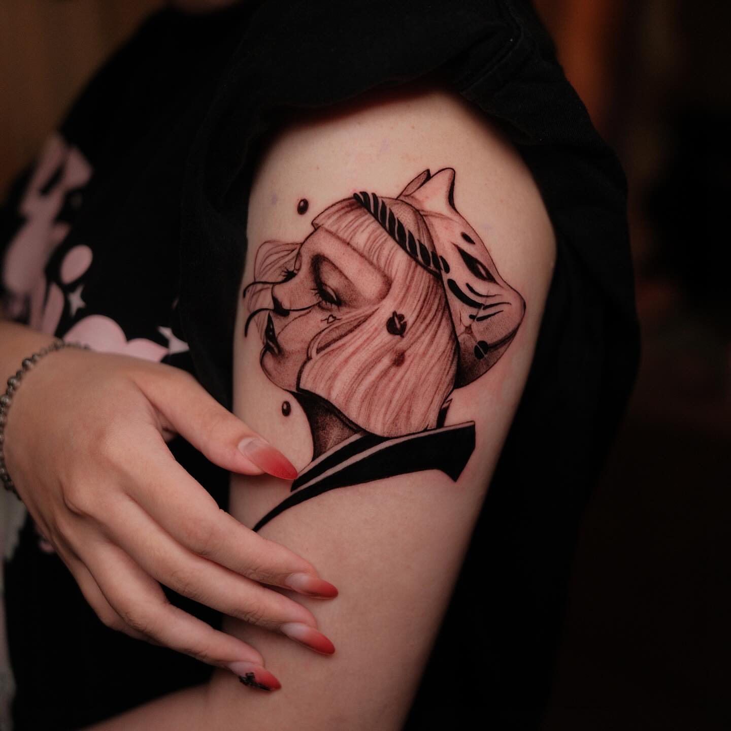Woman with tiger realism tattoo on the shoulder by Navei