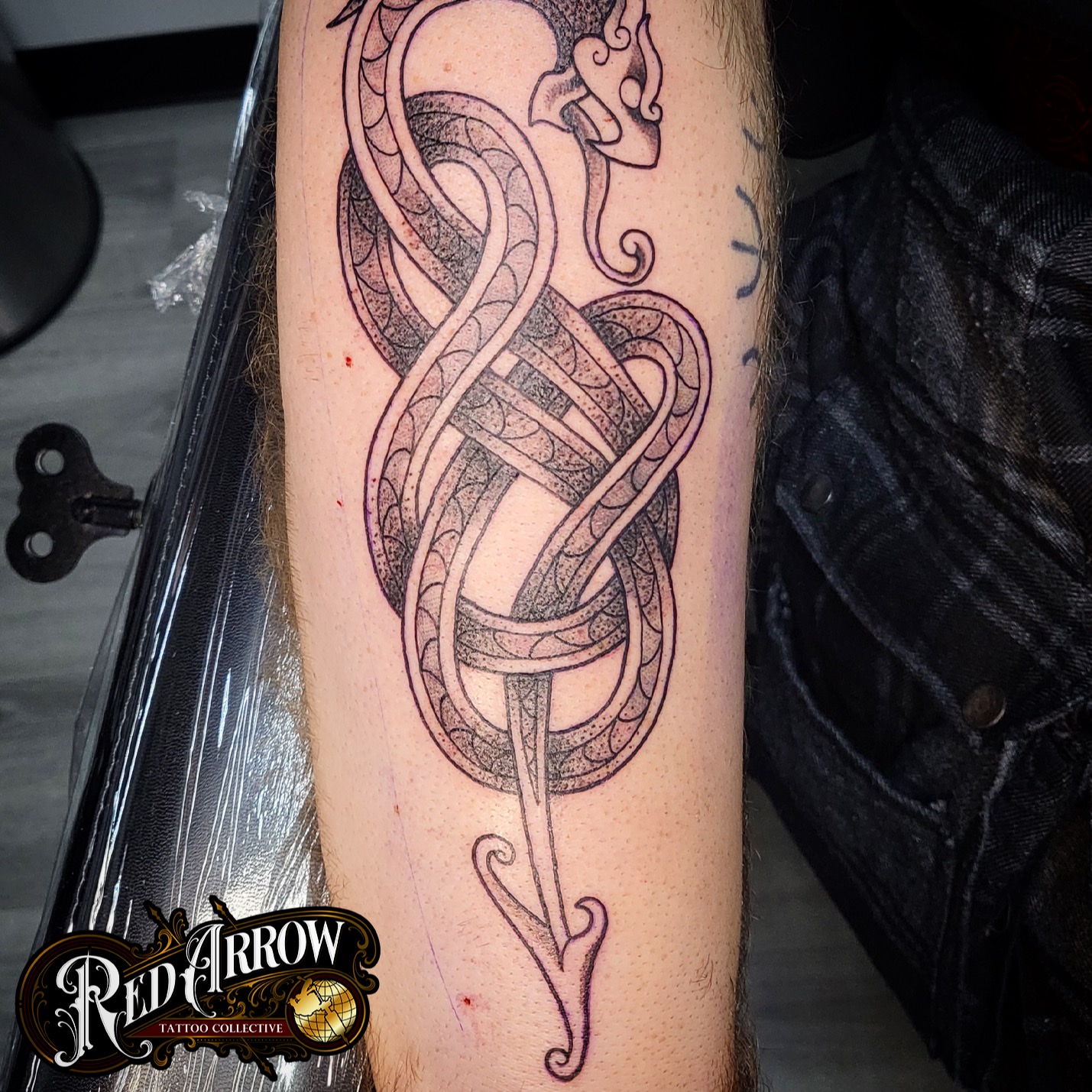 Knotwork dragon geometric tattoo on the forearm by 𝕽𝖊𝖉 𝕬𝖗𝖗𝖔𝖜 𝕿𝖆𝖙𝖙𝖔𝖔 𝕮𝖔𝖑𝖑𝖊𝖈𝖙𝖎𝖛𝖊, Troy, Michigan