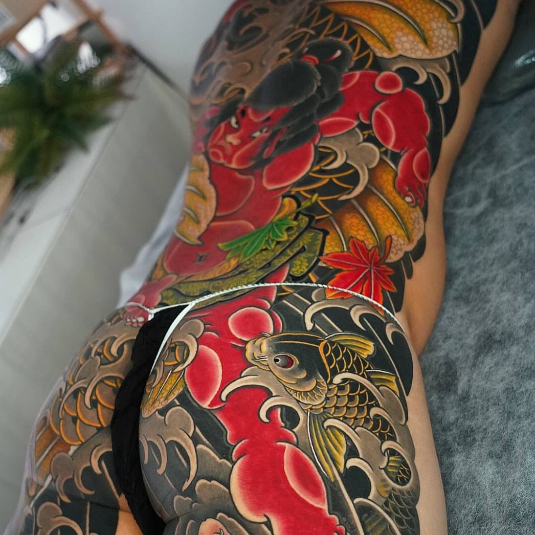 Koi fish and dragon japanese irezumi tattoo on the thigh by 彫かか