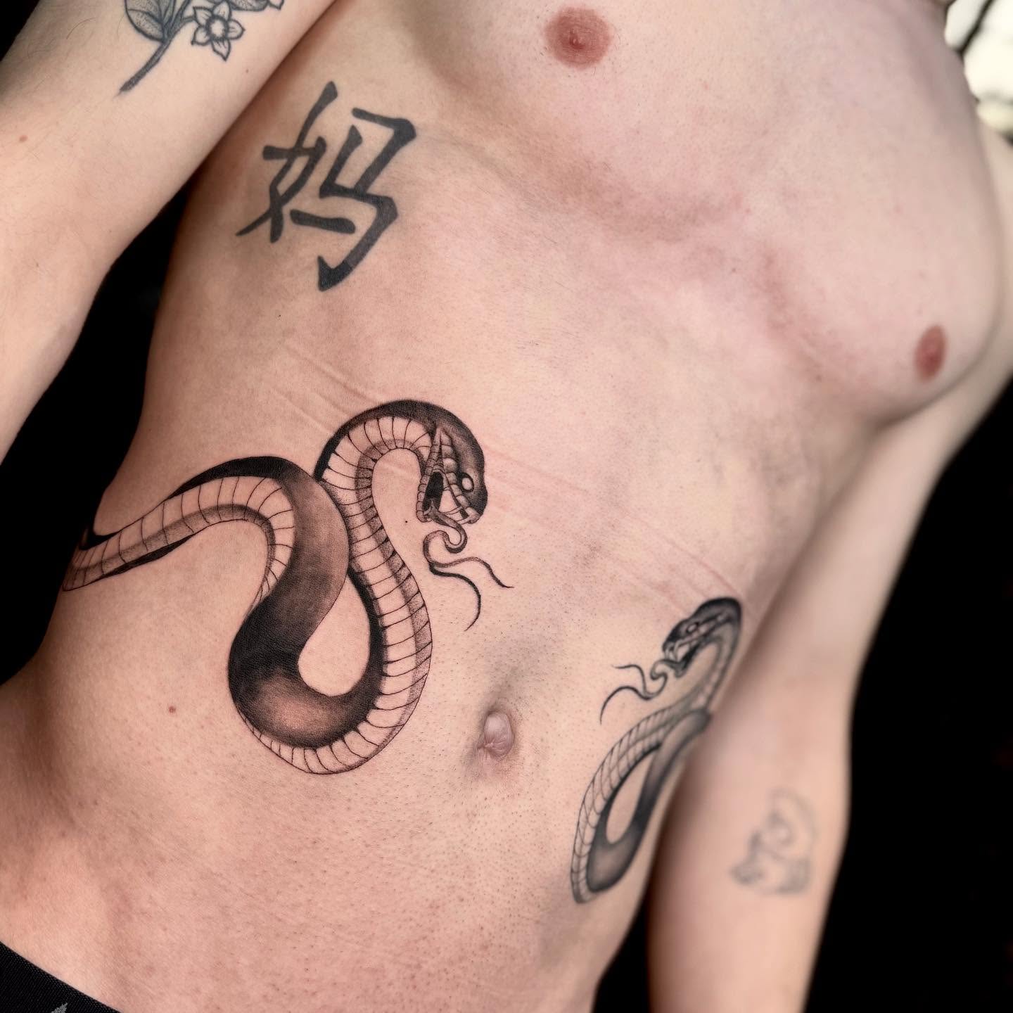 Snake black and grey tattoo on the ribs by Isabel Smith🦋🕷️