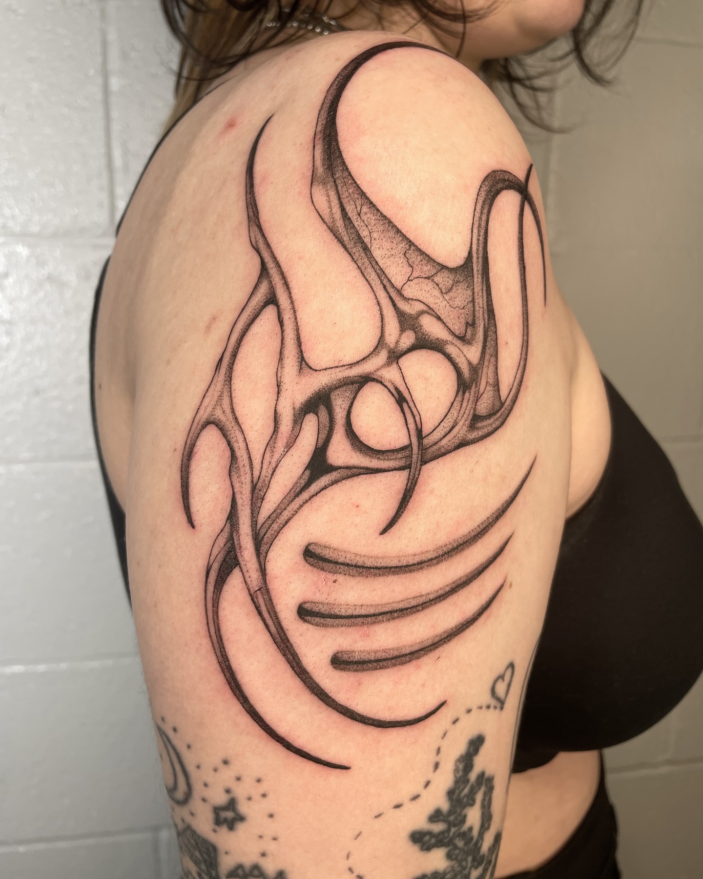 Abstract flame black and grey tattoo on the shoulder by 𝕮𝖆𝖗𝖔𝖑𝖎𝖓𝖊 𝕽𝖆𝖊 𝕽𝖔𝖇𝖎𝖓𝖘𝖔𝖓, Los Angeles, California
