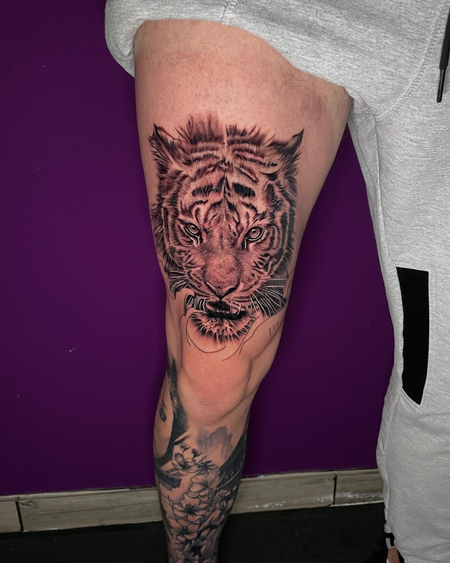 Tiger realism tattoo on the thigh by Terence Taylor