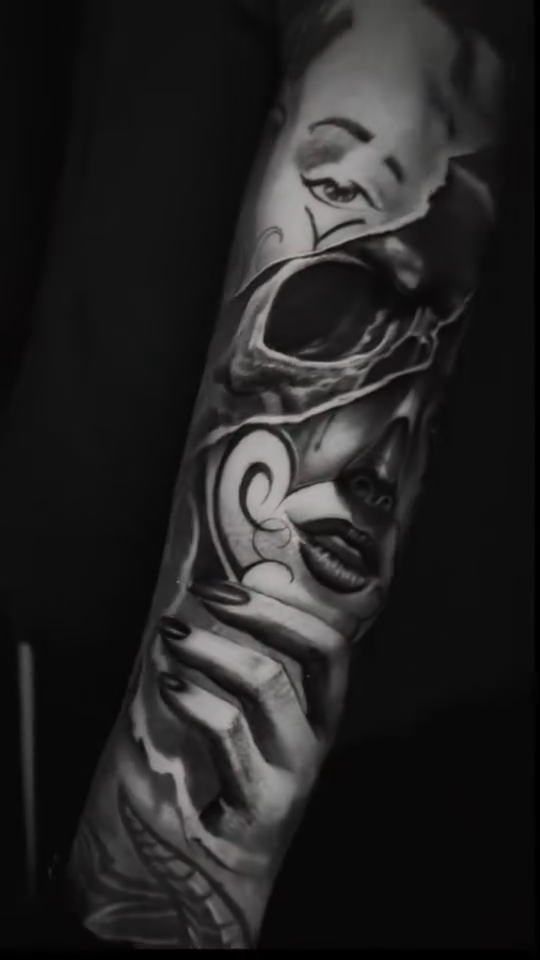Woman and skull realism tattoo by ๐ฝ๐๐๐๐๐๐๐ ๐ถ๐๐๐