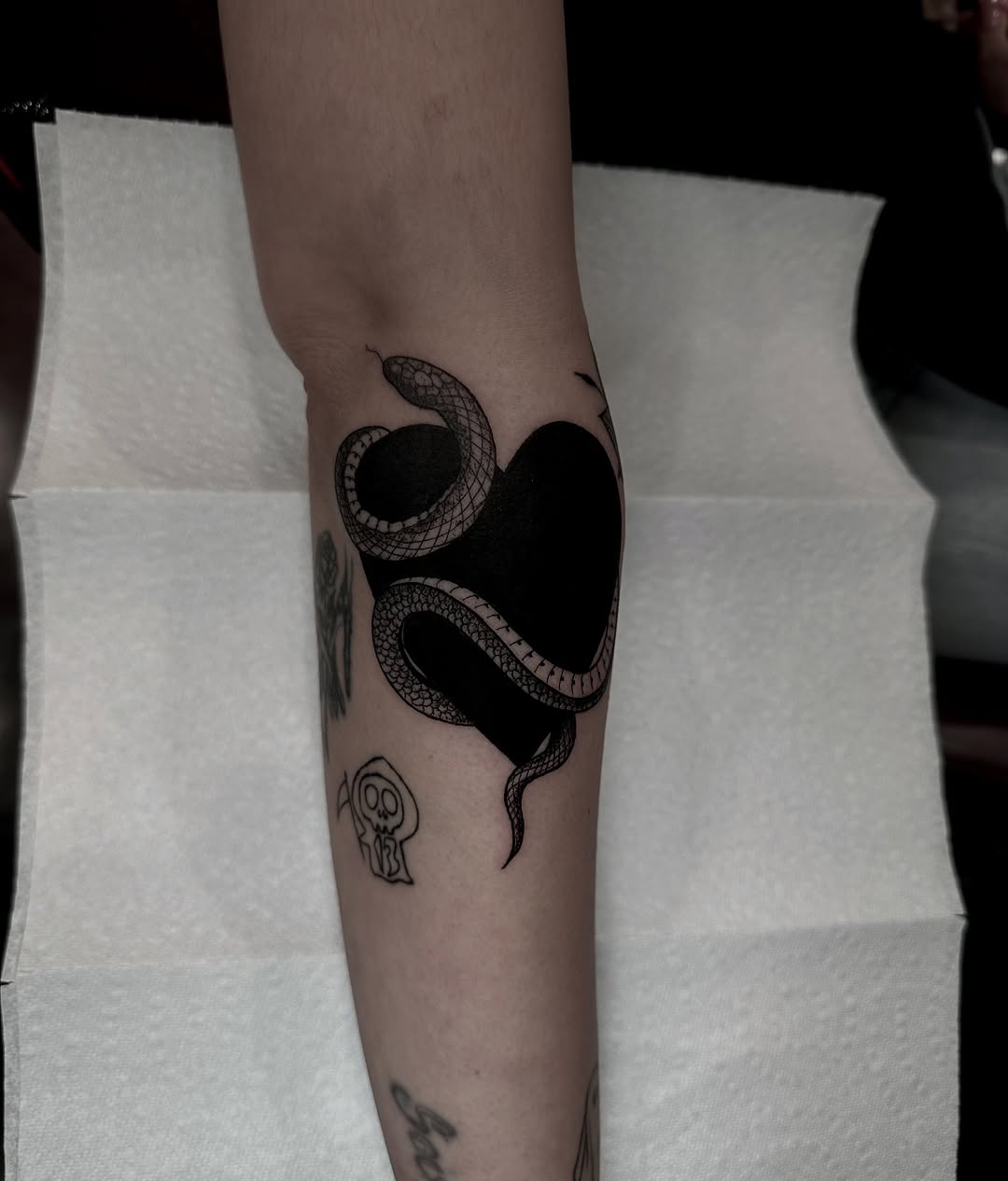 Tattoo by @dayana_tattooartist — blackwork, fine_line