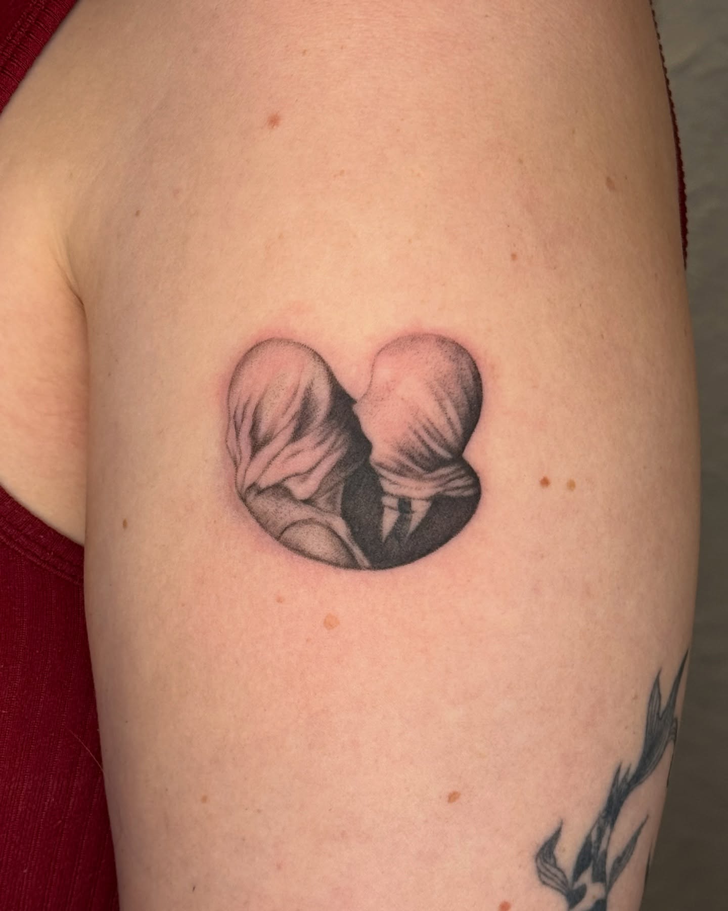 Heart black and grey tattoo on the upper arm by Mariana; Fine Line Tattoo Artist