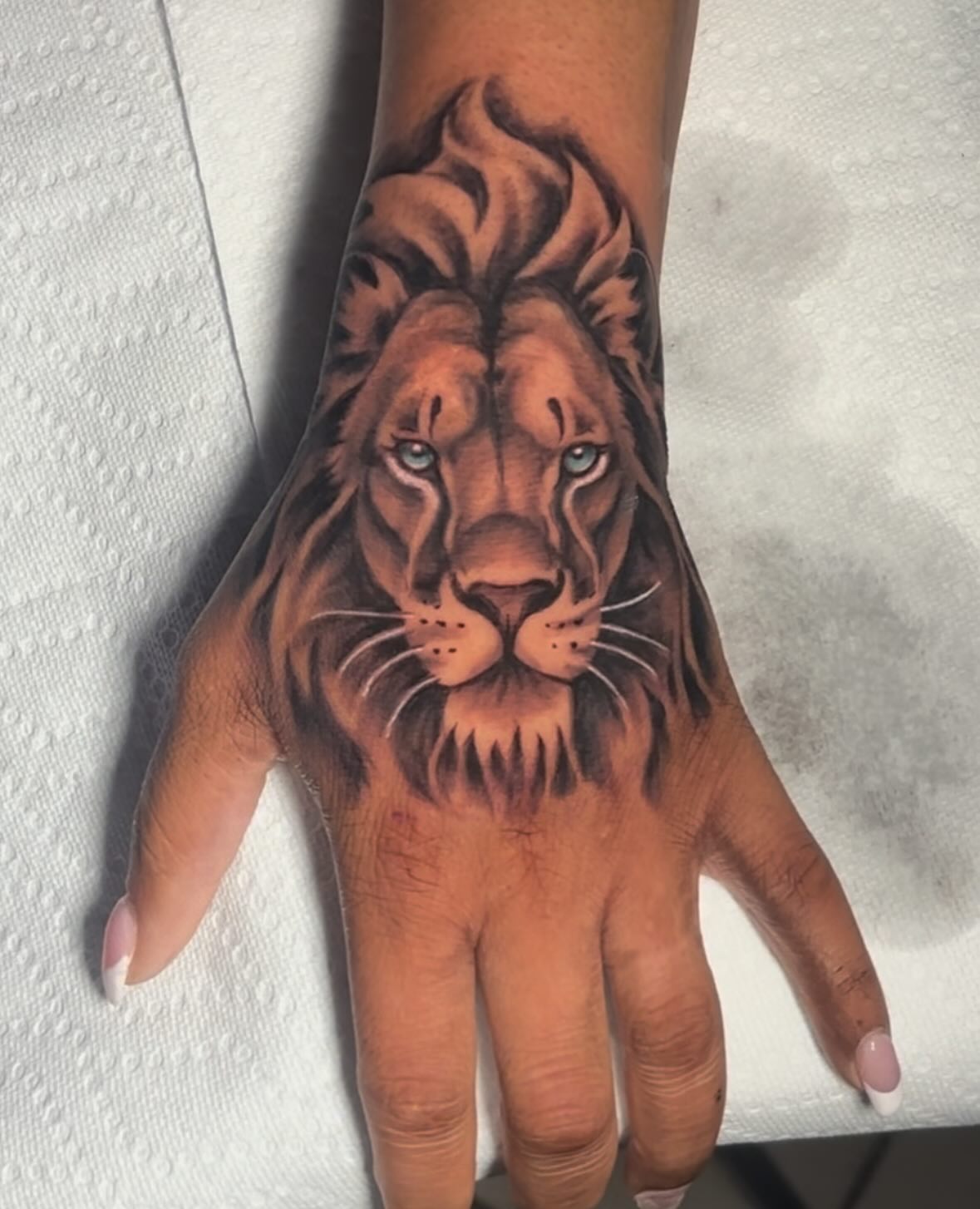 Lion realism tattoo on the hand by FleeDott 🇨🇴