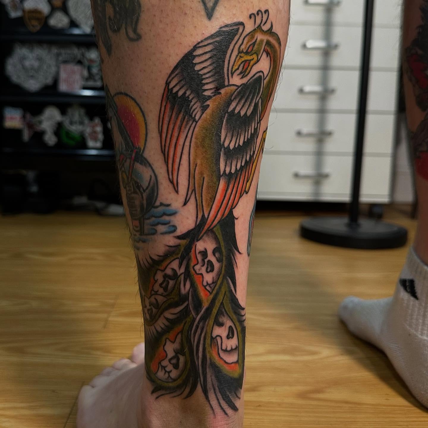Bird and skulls American traditional tattoo on the leg by 𝕯𝖗𝖆𝕶𝖊㋛