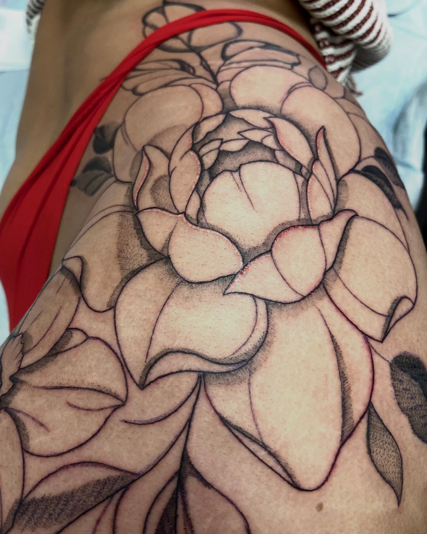 Flower black and grey tattoo on the thigh by Missy Torre๐๐