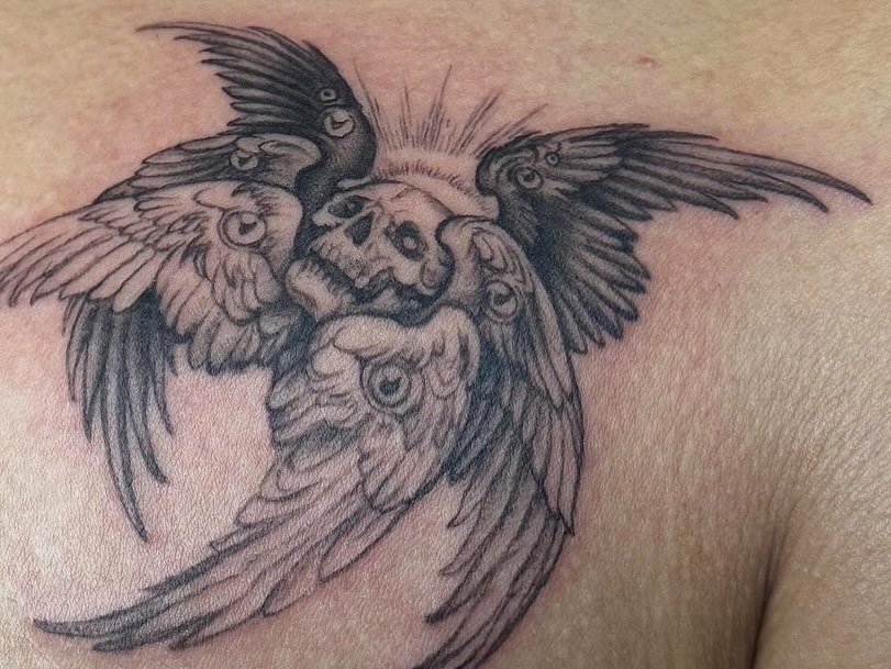 Skull and birds black and grey tattoo on the shoulder by dallas tattoo artist ๐ฒ๐ฝ bilingue