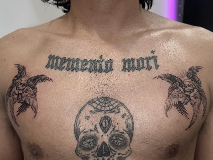 Memento mori black and grey tattoo on the chest by dallas tattoo artist ๐ฒ๐ฝ bilingue
