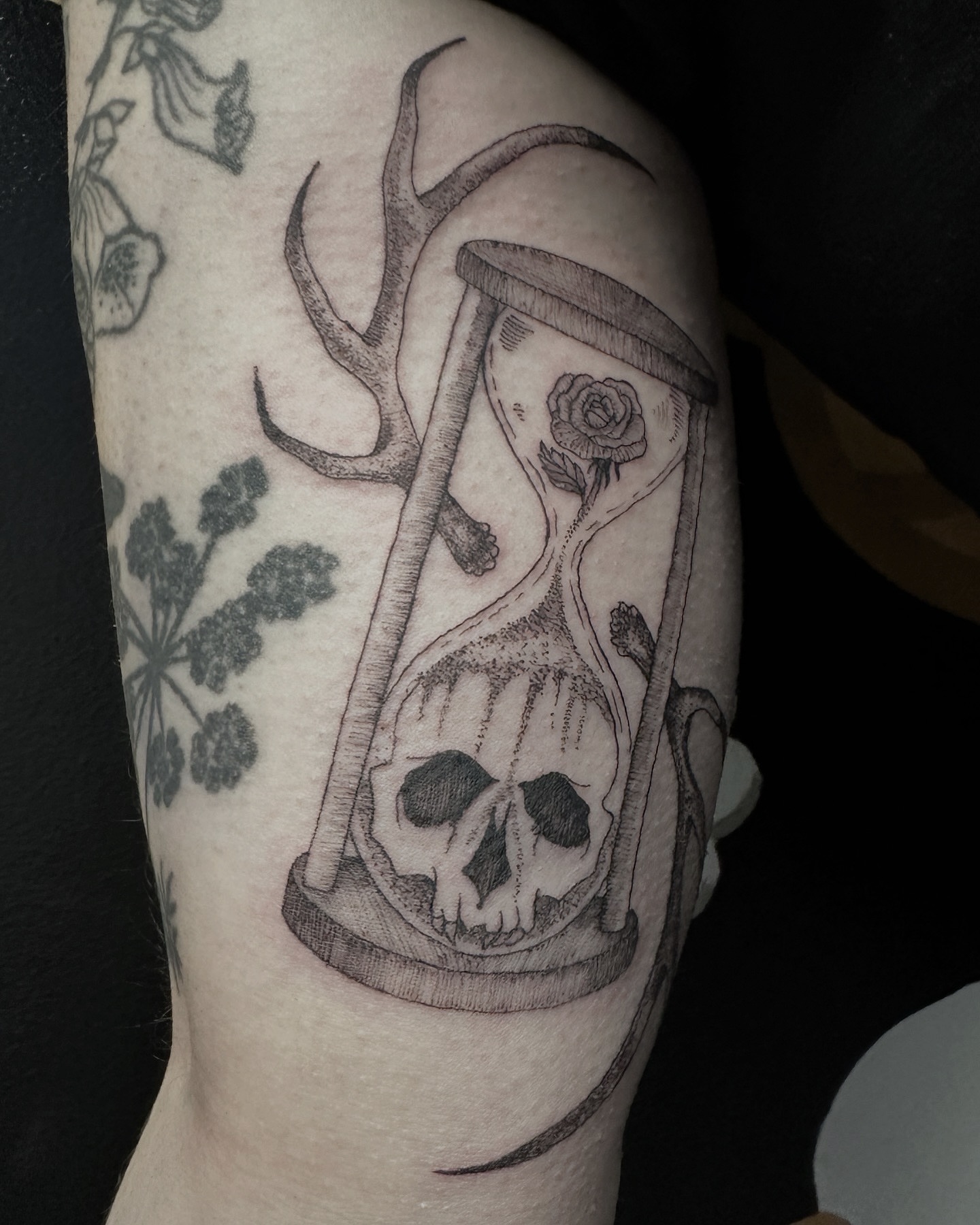Hourglass with skull and flowers realism tattoo on the forearm by ๐ฌ๐๐๐๐๐๐ ๐ฟ๐๐๐๐๐๐, Dickson, Tennessee