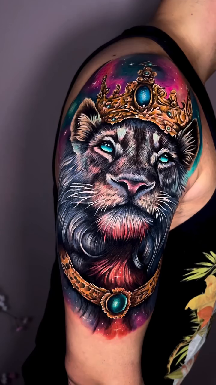 Lion with crown and jewels realism tattoo on the upper arm by Kaly, Manhattan, NYC