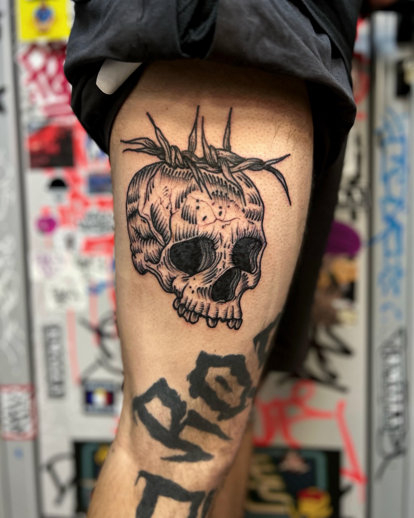 Skull black and grey tattoo on the thigh by Comastein__________✍🏼️