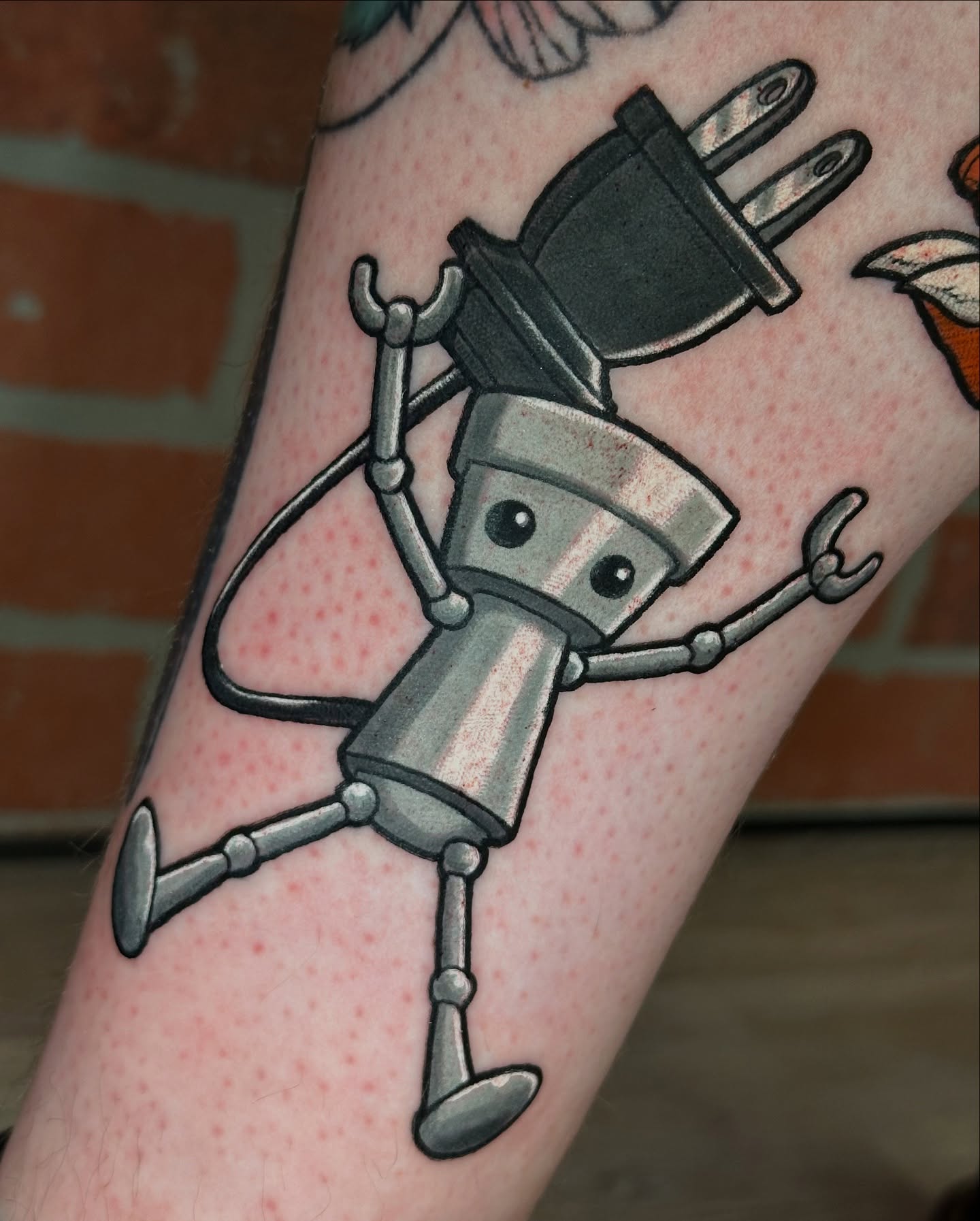 Robot plug black and grey tattoo on the forearm by ɢᴀʙʀɪᴇʟ ᴍᴇɴᴅᴇꜱ ᴏʟɪᴠᴇɪʀᴀ