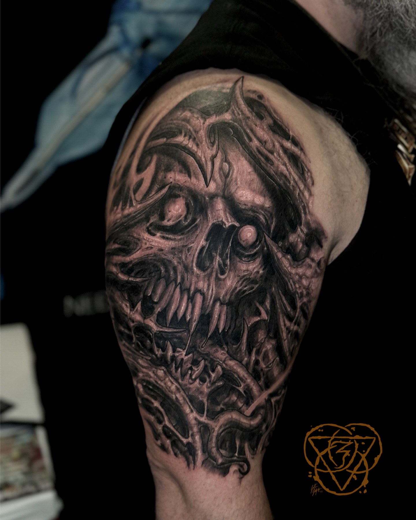 Skull realism tattoo on the shoulder by Justin (iam3) Leifeste