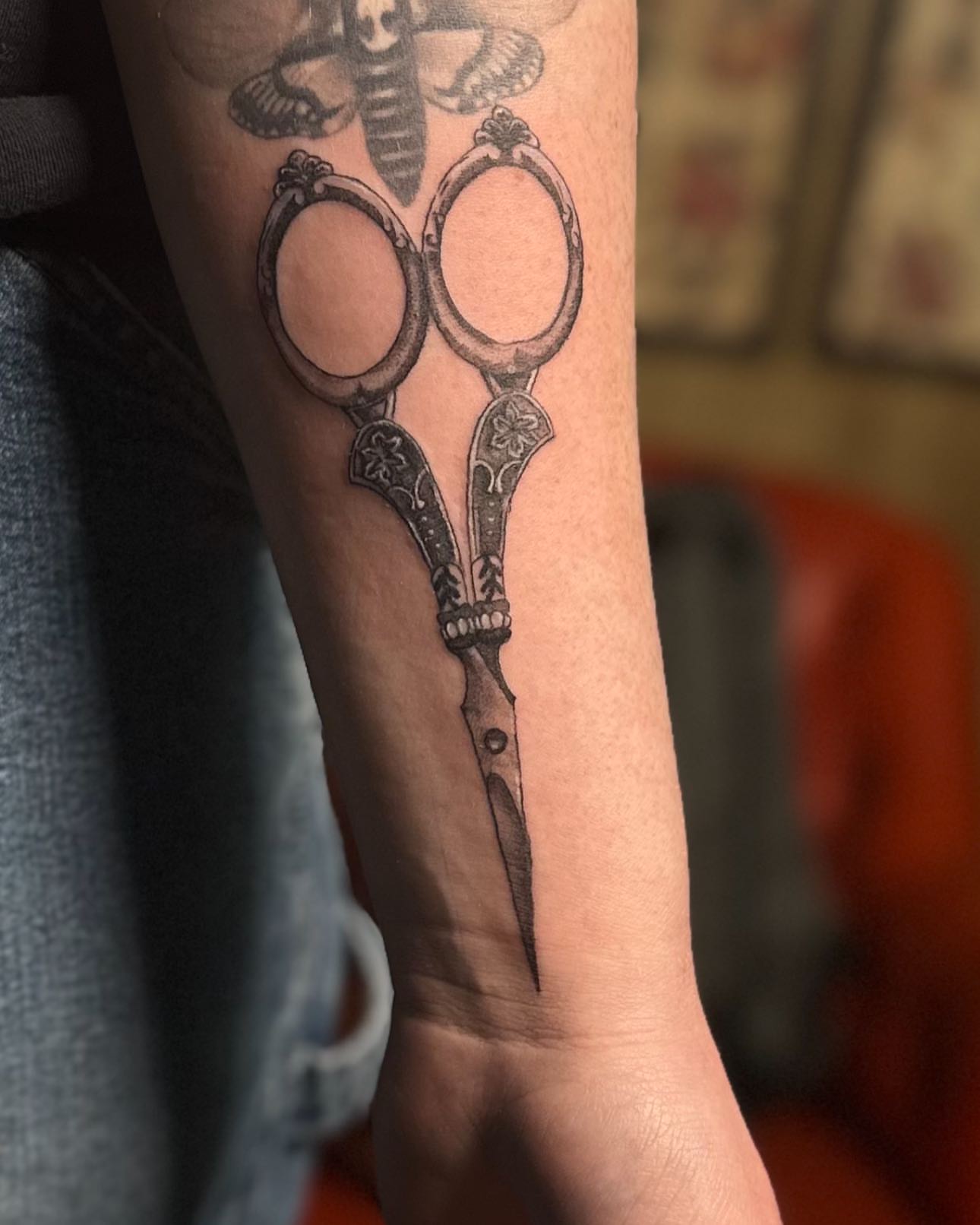 Scissors black and grey tattoo on the forearm by Lee