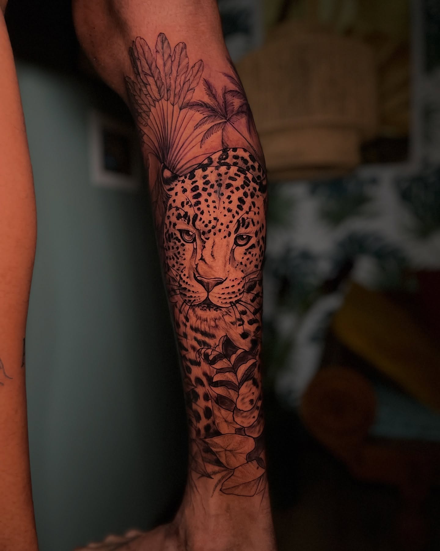 Leopard realism tattoo on the forearm by Lo Boverod - La Passoire  - Tatoueuse -