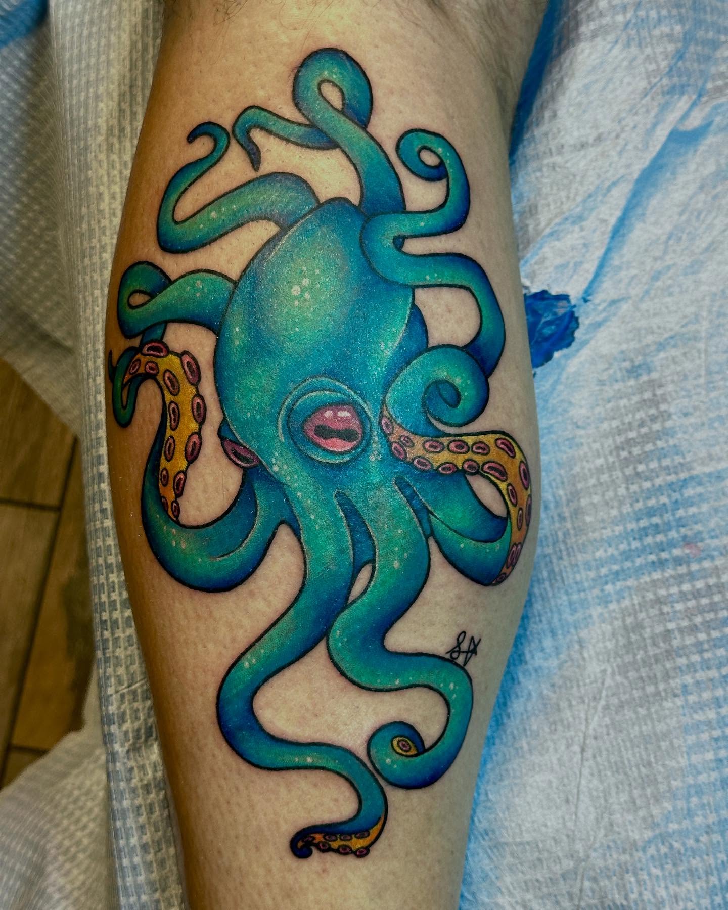 Octopus new school tattoo on the forearm by Holle Hellfire