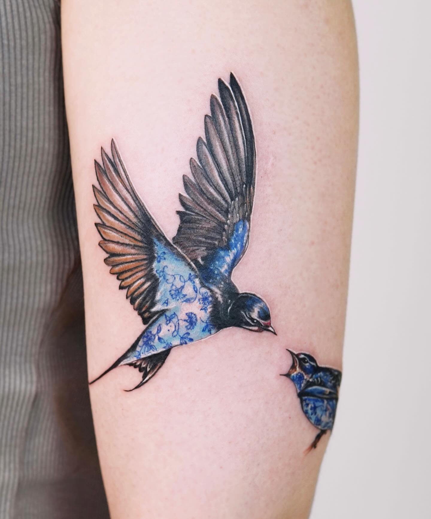 Swallow and chick realism tattoo on the thigh by Yeye