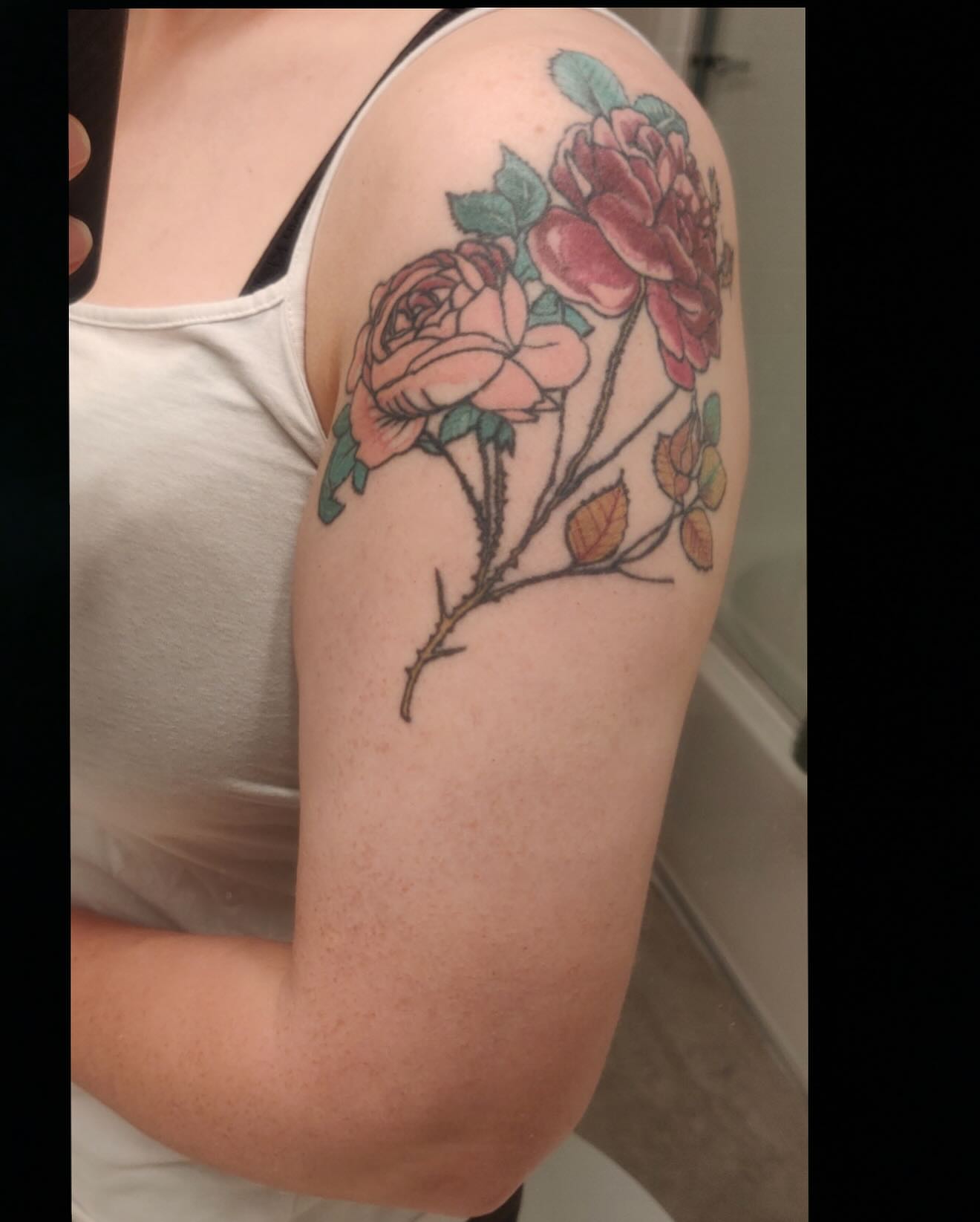 Roses realism tattoo on the upper arm by 𝓚𝓪𝓼𝓼𝓪𝓷𝓭𝓻𝓪 𝓜𝓬𝓒𝓪𝓵𝓵, Eugene, Oregon