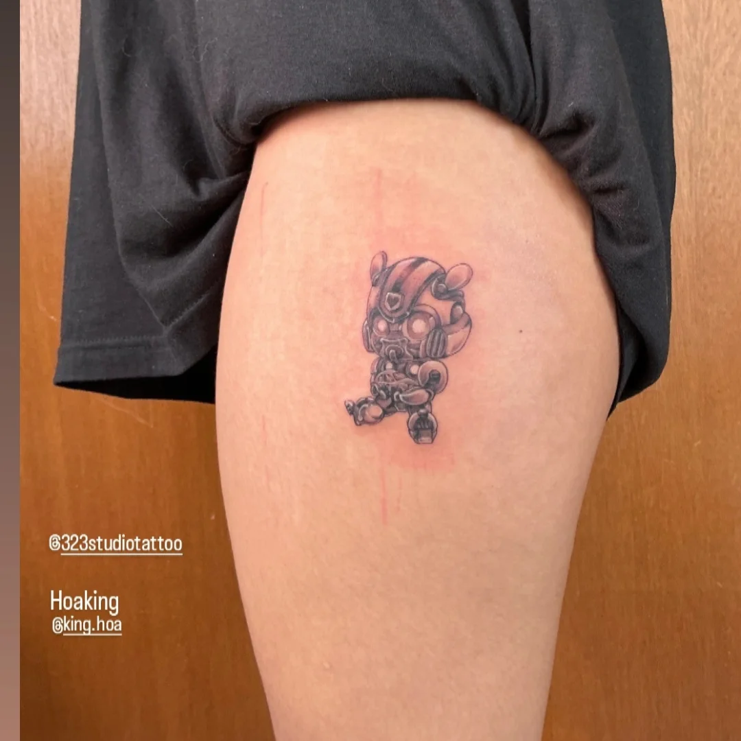 Robot black and grey tattoo on the thigh by Hoa King