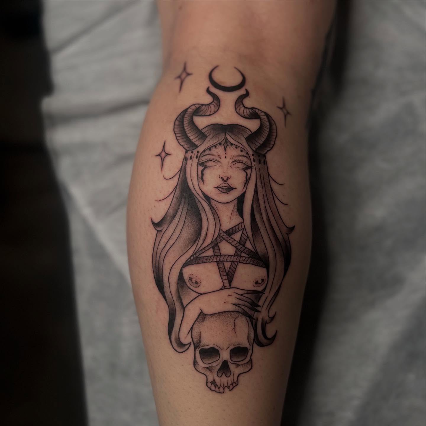 Gothic woman with skull dark realism tattoo on the thigh by Lexi Ross