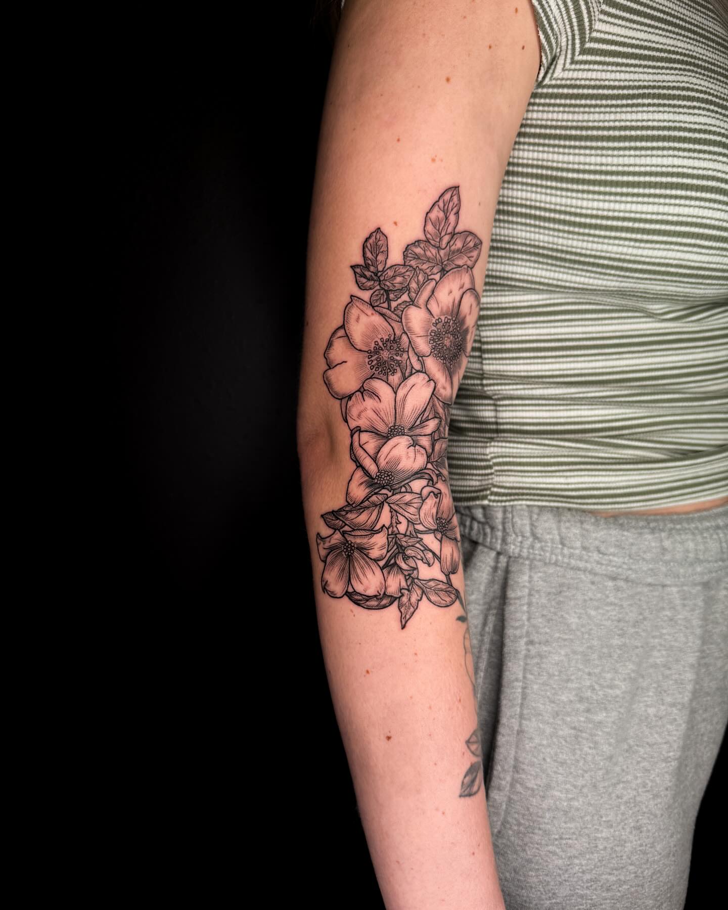 Flowers black and grey tattoo on the forearm by Zella Mäkelä