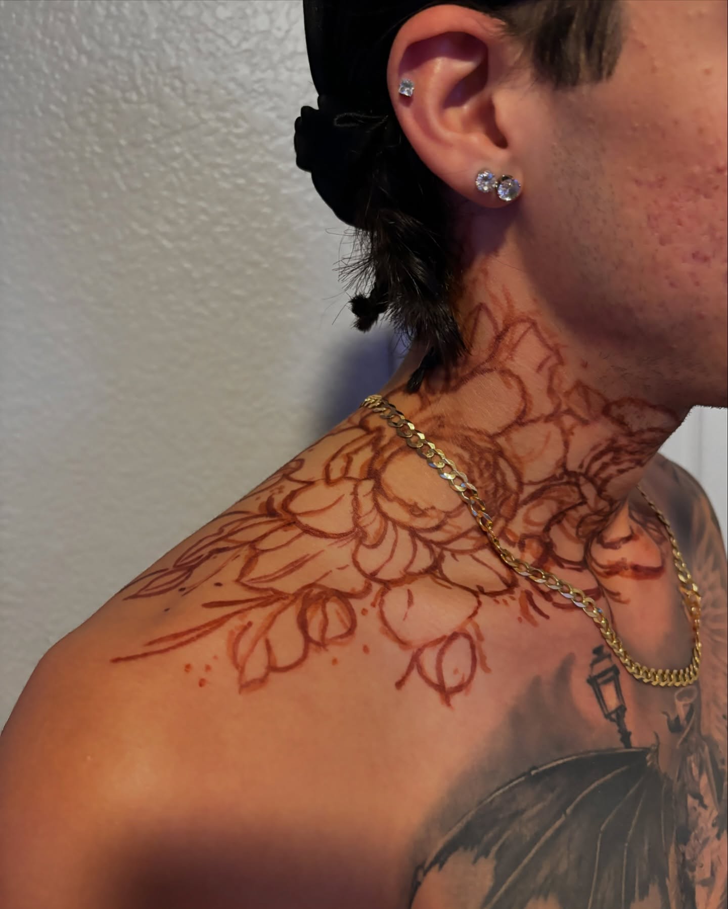 Floral design black and grey tattoo on the shoulder by Júlia Sorrino