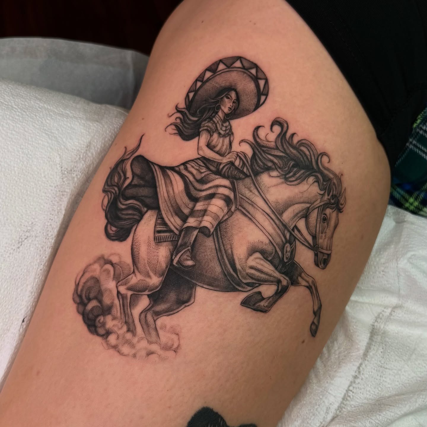 Woman riding horse realism tattoo on the thigh by ๐๐๐๐๐๐ผ๐ ๐๐ผ๐๐๐๐