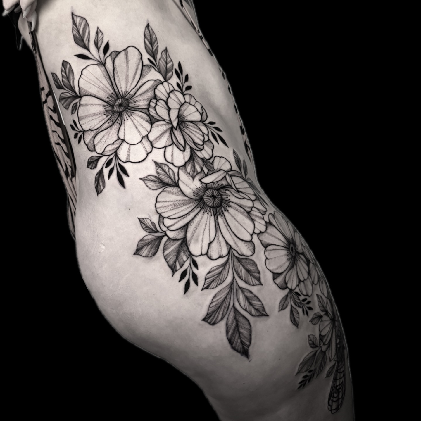 Floral bouquet black and grey tattoo on the thigh by 𝕭𝖆𝖇𝖊𝖔𝖓𝖙𝖍𝖊𝖒00𝖓🌙🪬, Colorado Springs, Colorado