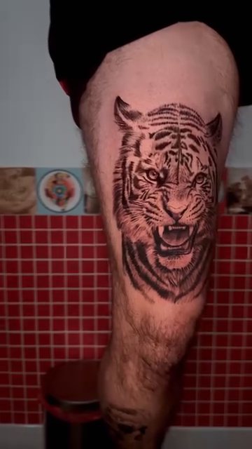 Tiger face realism tattoo by Tiago Britto