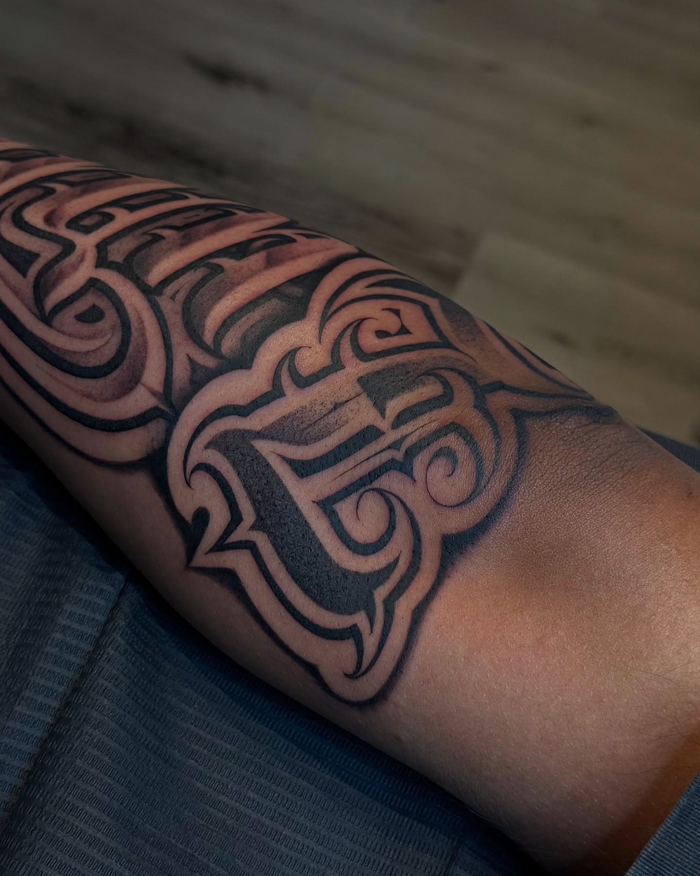 Tribal pattern tribal tattoo on the forearm by Aleckzi Ramos