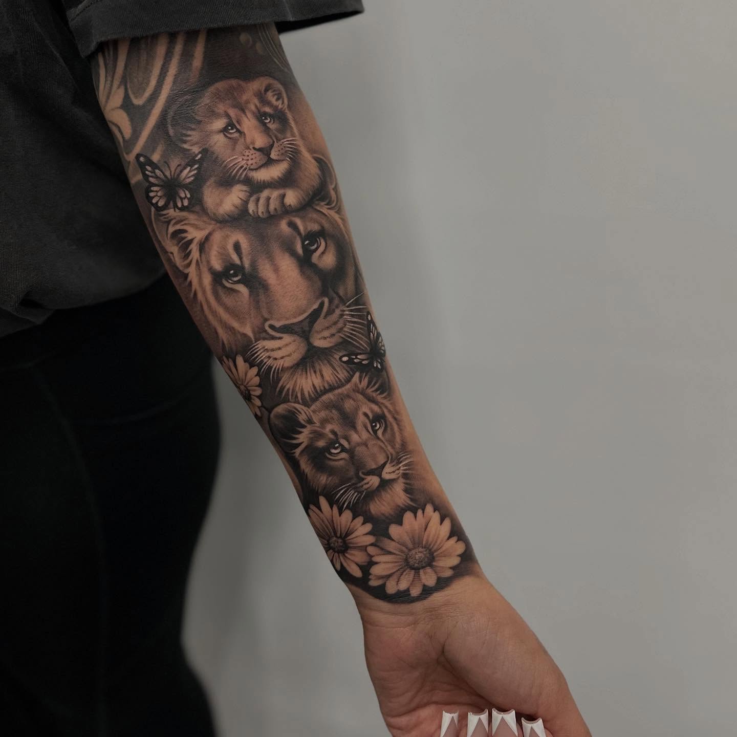 Lion family realism tattoo on the forearm by 𝒲𝒾𝓃𝑜𝓃𝒶