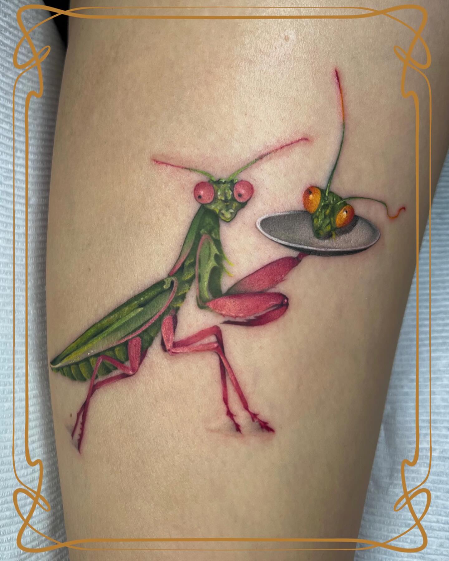 Praying mantis realism tattoo on the thigh by Severin Black